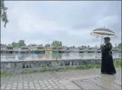  ?? AFP FILE ?? A woman walks on the banks of the Dal Lake in Srinagar.