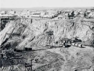  ??  ?? BELOW Although it began as an open surface mine, once the claims stopped producing diamonds, undergroun­d mining began.