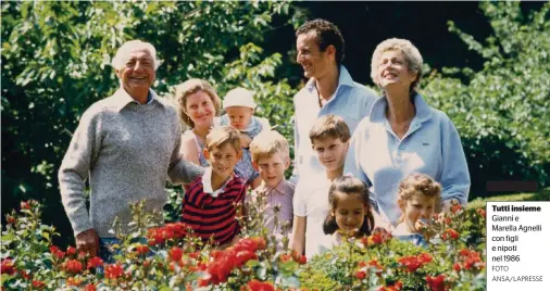  ?? FOTO ANSA/LAPRESSE ?? Tutti insieme Gianni e Marella Agnelli con figli e nipoti nel 1986
