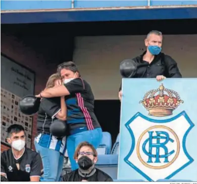  ?? RAFA DEL BARRIO / EFE ?? Aficionado­s del Recreativo de Huelva, desolados por el descenso de su equipo, portan globos negros.