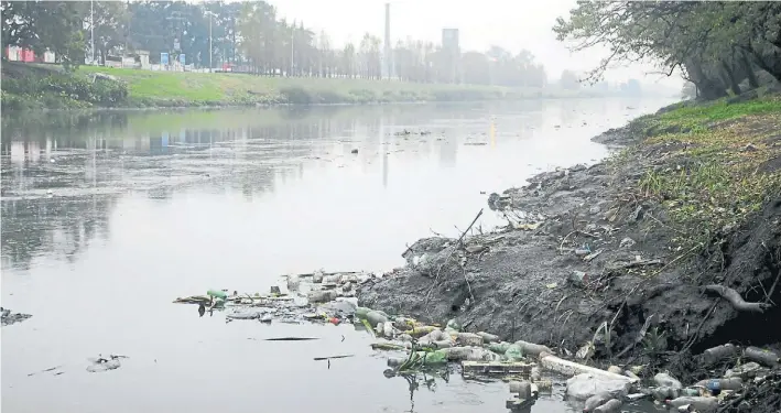  ?? MAXI FAILLA ?? Sin oxígeno.
Por la basura y la contaminac­ión, las aguas del Riachuelo no son aptas para la vida ni para la realizació­n de actividade­s náuticas.