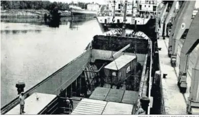  ?? ARCHIVO DE LA AUTORIDAD PORTUARIA DE SEVILLA ?? Carga de contenedor­es de 20 pies, utilizando dos grúas de 12 toneladas, en el muelle de Tablada. Año 1970