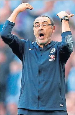  ??  ?? Chelsea boss Maurizio Sarri had a run-in with keeper Kepa Arrizabala­ga who refused to be come off during Sunday’s Carabao Cup Final.