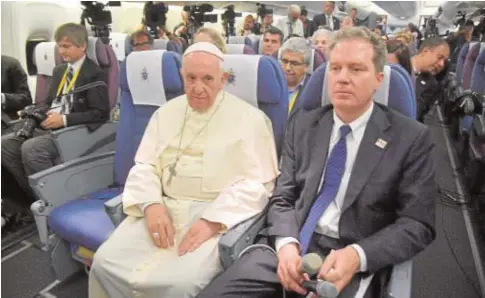  ?? EFE ?? El Papa Francisco, ayer, junto al portavoz del Vaticano, Greg Burke, en el vuelo de regreso a Roma