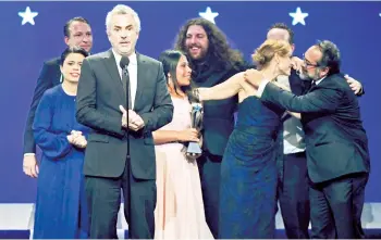  ?? AFP ?? Gala. Alfonso Cuarón y el elenco de Roma en el escenario de los Critics’ Choice, anoche.