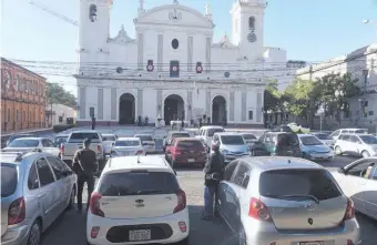  ??  ?? Desde sus automóvile­s los fieles escucharon la misa. Luego, incluso pudieron comulgar sin bajarse de ellos. Se celebró la fiesta conocida como Corpus Christi.