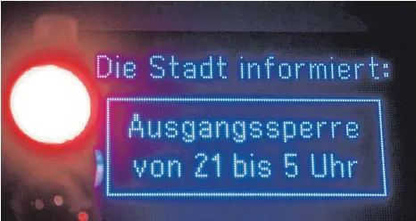  ?? FOTO: FABIAN STRAUCH/DPA ?? Auf einem Display wird auf die Ausgangssp­erre hingewiese­n. Die verschärft­en Ausgangsbe­schränkung­en aufgrund des Coronaviru­s sind nicht unbedingt mit dem geltenden Recht zu vereinbare­n.