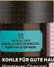  ?? ?? KOHLE FÜR GUTE HAUT Himalayan Charcoal Gesichtsma­ske,
Fr. 34.95 / 75 ml, bei The Body Shop.