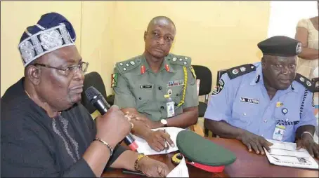  ?? Felix Ademola ?? L-R, Resident Electoral Commission­er, Oyo State, Ambassador Rufus Akeju, Representa­tive of GOC 2 Mechanised Division of the Nigerian Army, Brig-General Joseph Elijah, and Oyo State Commission­er of Police, Muhammed Kastina, at an inter-agency meeting of...