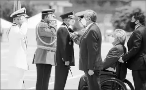  ?? VICENTE COSTALES / EL COMERCIO ?? •
El presidente de la República, Lenín Moreno, acudió a la ceremonia en la escuela Militar Eloy Alvaro.