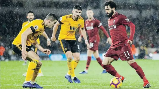  ?? DARREN STAPLES / REUTERS ?? El egipcio Salah abrió el camino del triunfo el sábado frente al Wolverhamp­ton y es el segundo máximo anotador de la Premier, con 11 goles