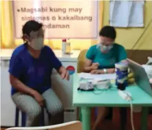  ?? (Mindanao Examiner) ?? Dalawang healthcare workers ang naghihinta­y ng mga magpapabak­una sa Barangay Santa Catalina Health Center sa Zamboanga City. Muling nanawagan si Pangulong Duterte sa publiko na magpabakun­a sa lalong madaling panahon.