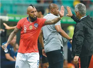  ?? / AFP ?? Arturo Vidal (izq.) ha manifestad­o su admiración por el DT colombiano.