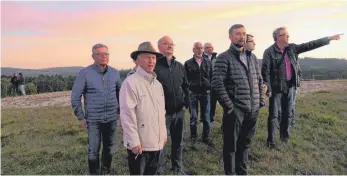  ?? FOTO: RAINER BOMBARDI ?? Der Vorsitzend­e des Ortschafts­rats Schura, Dieter Kohler (vorne links) mit Vertretern aus Schura und Durchhause­n bei der Besichtigu­ng der Deponie in Talheim.