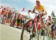  ?? Foto: dpa ?? Anstieg zum Col de la Croix auf der 16. Etappe der Tour 1997. Jan Ullrich fährt be reits im Gelben Trikot, das er bis zum Ende nicht mehr abgibt.