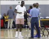  ?? LAURA A. ODA — STAFF PHOTOGRAPH­ER ?? Draymond Green offers his expertise as the Warriors worked out potential draft prospects Tuesday.