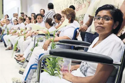  ??  ?? El segundo bloque de enfermeras en huelga se conformó por Karla Sevilla, Gabriela López, Cielo Gramajo, Verónica Zenteno, Nelly Castillo, Emma Escobar, Claudia Martínez y Rosa Pérez, quienes junto con la voluntaria Elizabeth Pereyra, permanecie­ron...