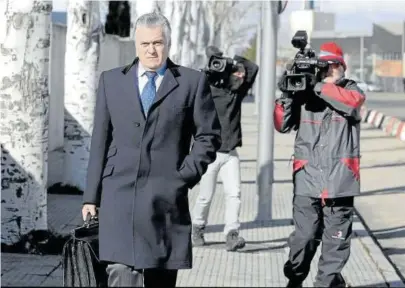  ?? Foto: Efe ?? El extesorero del PP Luis Bárcenas, a la salida del juicio de la trama Gürtel, en 2017.