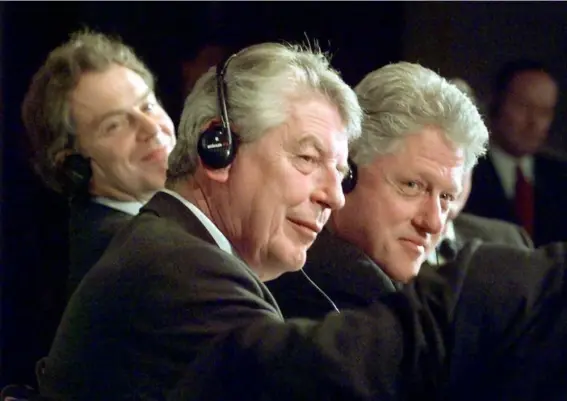  ?? (Getty) ?? Wim Kok with Bill Clinton and Tony Blair at a conference on ‘third way’ governance in Washington in 1999