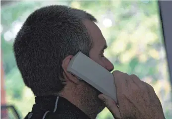  ?? FOTO: DPA ?? Ein Berater einer Telefonsee­lsorge hört einem Hilfesuche­nden zu und gibt Ratschläge.