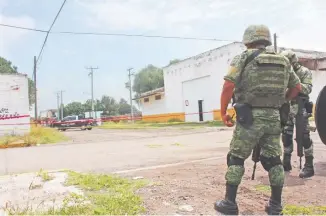  ?? /Fotos: Staff ?? Investigac­iones. Estaban reunidos para cederle el mando de comisario a la víctima.