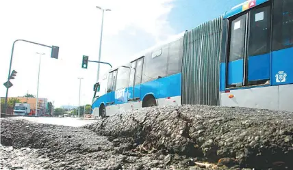  ?? FOTOS ESTEFAN RADOVICZ ?? Buracos e lombadas no pavimento do Transoeste chegam a danificar 20% dos veículos, segundo o BRT, reduzindo a oferta de transporte