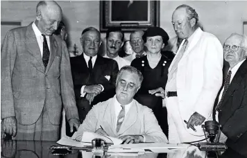  ??  ?? Der New Deal war eine Serie von Wirtschaft­s- und Sozialrefo­rmen: Hier unterzeich­net 1935 Franklin Roosevelt der Social Security Act.