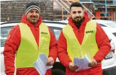  ??  ?? Erst auf dem Parkplatz, dann in der Halle: Stefan Sauter und Can Karabök waren den ganzen Tag gut gelaunt im Einsatz.