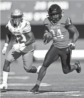  ?? KAREEM ELGAZZAR/CINCINNATI ENQUIRER ?? Cincinnati running back Jerome Ford carries for a touchdown against Memphis on Saturday. The Bearcats won the game 49-10.