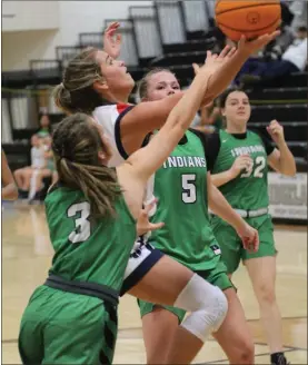  ?? Scott Herpst ?? Heritage guard Gracie Murray drives through traffic for a lay-up against Murray County during last week’s Ridgeland Thanksgivi­ng Classic.