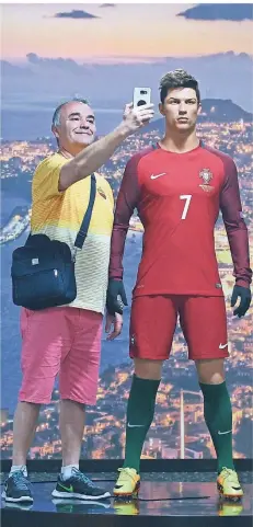  ?? FOTO: IMAGO ?? Ein Mann schießt im Cristiano-Ronaldo-Museum in Madeiras Insel-Hauptstadt Funchal ein Selfie mit der Wachfigur von „CR7“.