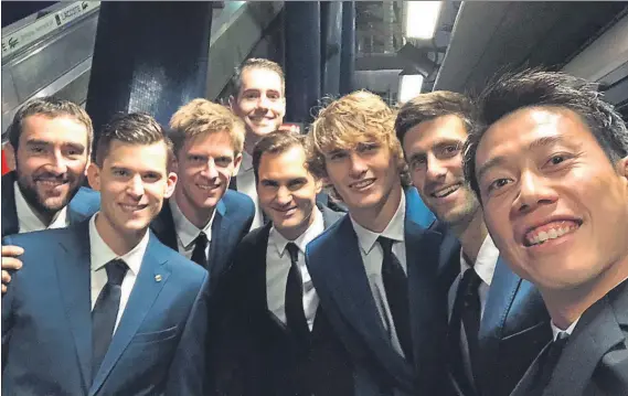  ??  ?? El selfie del Masters, en el metro. Kei Nishikori ejerciendo de fotógrafo para captar a Marin Cilic, Dominic Thiem, Kevin Anderson, John Isner, Roger Federer, Alexander Zverev y Novak Djokovic