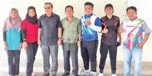  ??  ?? PEMAIN bersama Ladislaus (tiga dari kiri) dan timbalanny­a, Shuib Hashim (tengah).