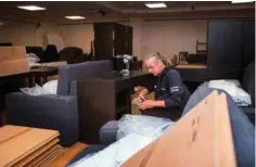  ?? FOTO: HEIDA GUDMUNDSDO­TTIR ?? Andreas Timpert arbeider med å montere de helt nye møblene som skal settes inn i leilighete­ne.