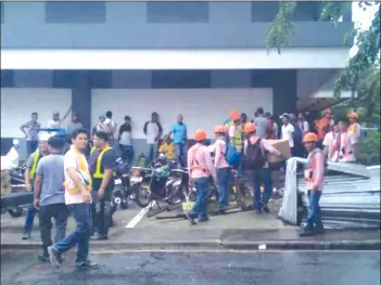  ?? (RMN DYHB-Bacolod photo) ?? The earthquake was also felt in Bacolod City, where constructi­on workers at the Ayala Capitol Mall were ordered to evacuate.