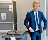  ??  ?? Ο Ολλανδός ακροδεξιός ηγέτης Χερτ Βίλντερς κατά την αναχώρησή του από εκλογικό κέντρο της Χάγης, όπου άσκησε το εκλογικό του δικαίωμα.