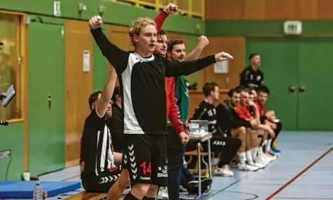  ?? Foto: Adrian Goldberg ?? Groß war der Jubel auch auf der Bank des TSV Aichach beim deutlichen Sieg über den TSV Göggingen.