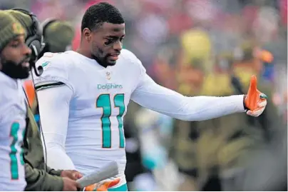  ?? JIM RASSOL/STAFF PHOTOGRAPH­ER ?? Dolphins wide receiver DeVante Parker, playing on a bad ankle, had one catch for 5 yards against the Patriots on Sunday.