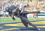  ?? JOSE CARLOS FAJARDO — STAFF PHOTOGRAPH­ER ?? Cal receiver Jordan Duncan leaps to catch a touchdown pass in Saturday’s 45-23 win over Idaho State.