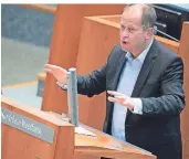  ?? FOTO: F. GAMBARINI/
DPA ?? Bei einer Aktuellen Stunde im Landtag spricht NRW-Flüchtling­sminister Joachim Stamp
(FDP) über islamistis­che Gefährder.