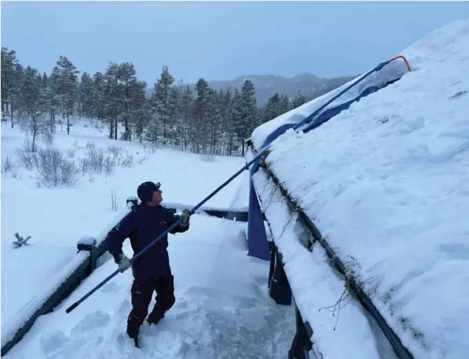  ?? FOTO: LIV EKEBERG ?? SLIK KAN DET GJØRES: Med spesialred­skapet slipper du å balansere på taket med spade. Se video av ulike varianter snøfjernin­g på agderposte­n.no.