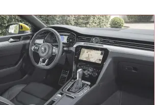  ??  ?? Het dashboard uit de Passat. Alleen het stuur is anders. Weinig onderschei­dend, ergonomisc­h wel top.