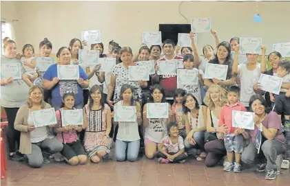  ??  ?? Aprender. Madres participan­tes de uno de los talleres en los que se enseña a poner límites sin maltrato.