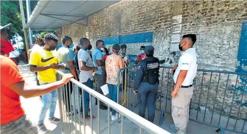  ?? ALEJANDRO GÓMEZ /DIARIO DEL SUR ?? Ciudadanos de Haití esperan para realizar trámites en las oficinas de la Comar en Tapachula, Chiapas