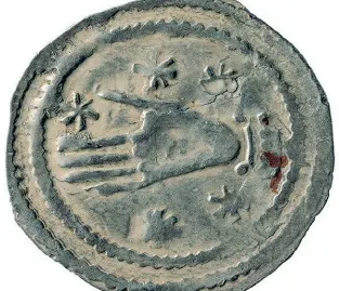  ??  ?? Simboli «La mano benedicent­e di Dio», un affresco del 1123 che si trova in Catalogna, rivela molte similitudi­ni con la «Mano Moneta», un soldo salisburgh­ese databile tra il 1177 e il 1183 e provenient­e dal tesoretto di Oberteisen­dorf