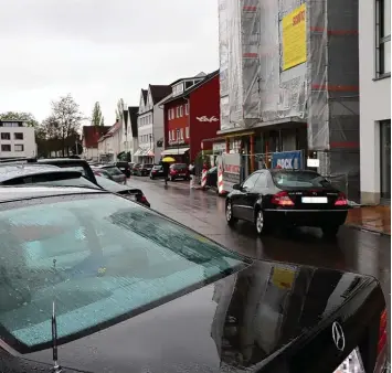  ?? Foto: J. Carsten ?? An verregnete­n Wochentage­n wie gestern ist das Verkehrsau­fkommen auf dem Marktplatz überschaub­ar (siehe Bild). Anders sieht das in Sommermona­ten an Wochenende­n aus. Deshalb soll das Areal nun testweise abgeriegel­t werden.