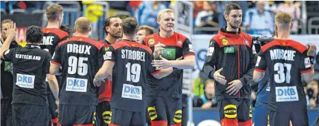  ?? FOTO: DPA/SOEREN STACHE ?? Geglückter Start in die Handball-Weltmeiste­rschaft: Die deutschen Spieler nach dem 30:19-Auftaktsie­g gegen Korea.