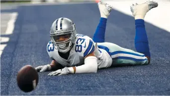  ?? - Associated Press: Ron Jenkins ?? Le receveur Terrance Williams, des Cowboys de Dallas, n’a pu capter cette passe dans la zone des buts.