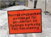  ?? FOTO: FILIP MAGNUSSON ?? INFORMATIO­NSBRIST. Skylt på Norrskensb­acken om avstängnin­gen. ”Informatio­nen har varit under all kritik”, säger Ansi Lindgren.