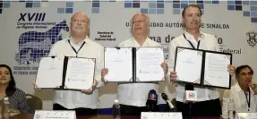  ??  ?? El rector de la UAS, Juan Eulogio Guerra Liera, el secretario de Salud, José Narro Robles, y el gobernador del estado,Quirino Ordaz Coppel.